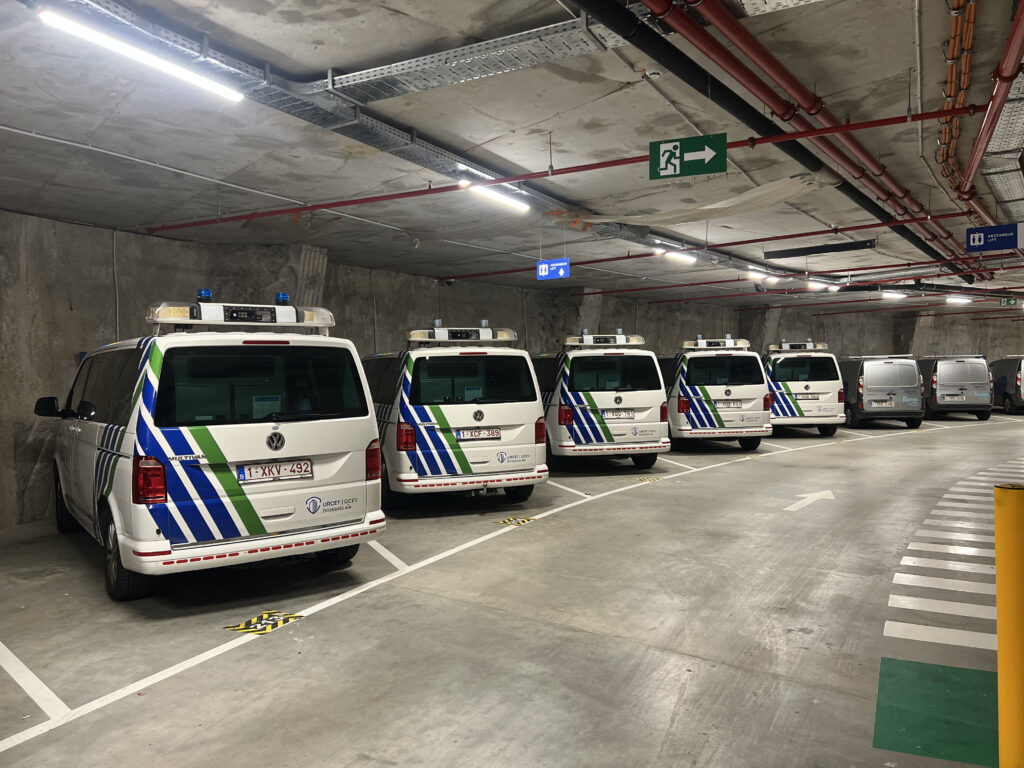 Lettrage sur voiture de société camionette